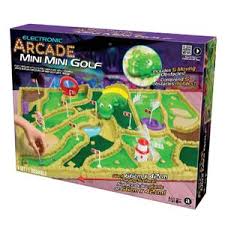 Image du Electronic Arcade Mini Mini Golf, montrant un parcours lumineux avec des éléments électroniques pour jouer au mini-golf à la maison.