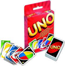 Jeu de cartes Uno avec cartes colorées étalées sur une table.