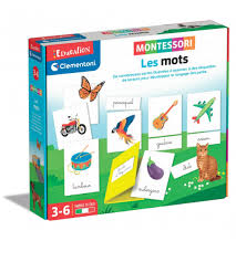 Enfant explorant le livre Montessori Les Mots, avec des images et des mots du quotidien, favorisant l’apprentissage des lettres et du vocabulaire. https://etoilejouet.ma/wp-content/uploads/2023/04/montessori-les-mots-etoile-jouet.jpg
