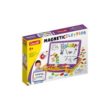 Enfant jouant avec le tableau magnétique Quercetti et ses lettres colorées.