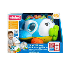 Enfant jouant avec le Sort 'N Learn - Avion à tirer Winfun, jouet éducatif à formes colorées. https://etoilejouet.ma/wp-content/uploads/2024/04/avion-a-tirer-winfun-etoile-jouet.jpg