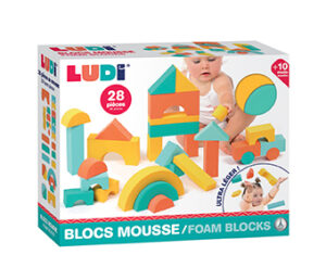 Enfant construisant une tour avec des blocs en mousse colorés pour apprentissage de l’empilement.