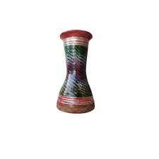 La taârija est généralement fabriquée en terre cuite, parfois décorée à la main avec des motifs colorés, et recouverte d'une peau de mouton. https://etoilejouet.ma/wp-content/uploads/2024/07/taarija-etoile-jouet.jpg