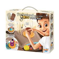 Contenu de Cartoon  1 tour de potier avec tiroir , 1kg de terre blanche , 1kg de terre marron , 1 palette (il s’agit d’une palette en plastique pour la peinture) , 5 outils de sculpture métal et bois , 5 tubes de peinture 15ml , 2 pinceaux , 5 tubes de paillettes , 1 stylet , 3 tampons , 1 éponge , Assortiment de strass , 1 tube de colle , 1 moteur amovible , 1 pédale 1,70m , 1 adapteur secteur , Notice illustrée en couleurs ttps://etoilejouet.ma/wp-content/uploads/2024/09/professional-studio-poterie-etoile-jouet.jpg