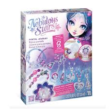 Nebulous Stars - Bijoux Portails contenu : 8 bases de bijoux 2 bouteilles de résine (parties A et B) Page d'autocollants Paillettes et poudre de paillettes Cordons en nylon 105 perles 2 crochets et 2 anneaux de saut Récipient à mélanger et bâton Gants jetables L'histoire complète d'Eclipsia Instructions de couleur Dimensions : 22,23 x 27,94 x 4,45 https://etoilejouet.ma/wp-content/uploads/2024/12/bijoux-portails-etoile-jouet.jpg