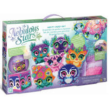 Crée de magnifiques pixels et animaux imaginaires avec ce set de perles à repasser. Avec la bougie électronique incluse, tu peux même fabriquer une lanterne avec 5 d'entre eux ! Contenu : Plaque pour perles à repasser 11 modèles cartonnés Plus de 4 500 perles à repasser Bougie électronique Pince en plastique Papier à repasser L'histoire des Animoulous Instructions en couleurs ttps://etoilejouet.ma/wp-content/uploads/2024/12/ensemble-de-perles-a-repasser-nebulous-stars-etoile-jouet.jpg