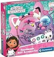 Un coffret parfait pour créer de fantastiques accessoires pour cheveux dans le style de Gabby et la maison magique. Les petites filles pourront créer leur propre style grâce aux nombreux accessoires à personnaliser tels qu'un serre-tête ou encore des perles colorées. Un jeu simple qui fera le bonheur des petites filles, en les laissant libres de créer des accessoires uniques en suivant leur imagination. Idéal pour développer la créativité et la dextérité des petites filles. À partir de 6 ans. Imaginé, conçu et développé en Italie. Cible âge 6+ Dimensions boîte (LxPxH) 19.8 x 19.8 x 4.7 Poids 225 gr https://etoilejouet.ma/wp-content/uploads/2024/12/gabby-accessoires-pour-cheveux-clementoni-etoile-jouet.jpg