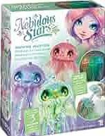 Ce kit créatif comprend 3 corps de méduses fluorescentes, 1 branche de corail, 3 couvercles de méduses en tissu, 63 perles fluorescentes, 70 perles colorées, 3 cordons de tuyau, ruban de bricolage, cordon fluorescent, cordon élastique et autocollants pailletés. Ces accessoires seront indispensables à la décoration de ta chambre ! https://etoilejouet.ma/wp-content/uploads/2024/12/nebulous-stars-meduses-luminescentes-etoile-jouet.jpg