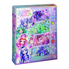 Laissé libre cours à ta créativité avec cet ensemble féérique de perles Nebulous Stars ! Idéal pour créer des bijoux uniques, ce kit enchanteur stimule l’imagination et la dextérité, tout en plongeant les enfants dans l'univers magique des étoiles. Une sélection variée de perles colorées. Fils élastiques et fils créatifs. Accessoires de finition pour des bijoux durables. Instructions illustrées pour t’inspirer. https://etoilejouet.ma/wp-content/uploads/2024/12/studio-de-perles-a-repasser-animoulous-etoile-jouet.jpg