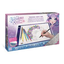 Cette activité zen et créative aide à développer la motricité fine et la concentration, tout en plongeant dans l’univers apaisant de Nebulia. Contenu de la boîte • Tablette LED ultrafine pour reproduire des motifs • Câble USB pour alimentation • 5 crayons de couleur à double pointe • Feutre noir pour le traçage précis • Modèles de dessin inclus • 10 feuilles transparentes à décalquer • L’histoire complète de Nebulia à lire et à rêver Remarque : Adaptateur secteur USB non inclus. https://etoilejouet.ma/wp-content/uploads/2024/12/tablette-lumineus-etoile-jouet.jpg