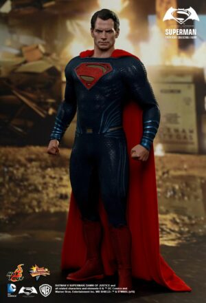 Figurine Superman Batman v Superman Dawn of Justice articulée avec cape rouge.