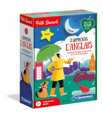 Enfant apprenant l’anglais avec le livre éducatif Petit Savant illustré et coloré.