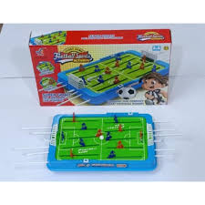 Jeu de plateau football sportif avec terrain, cartes et pions d’équipes