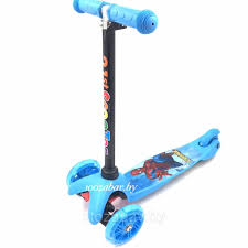 "Trottinette Disney 3 roues pour enfants avec plateforme antidérapante et personnages Disney (Mickey, Minnie, Princesses)."