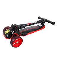 Trottinette 3 roues Ferrari rouge pour enfant avec guidon réglable et roues en PU résistantes.