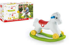 Enfant jouant sur le Dolu Rocking Horse, cheval à bascule coloré et sécurisé, parfait pour l’éveil et le développement de l’équilibre.