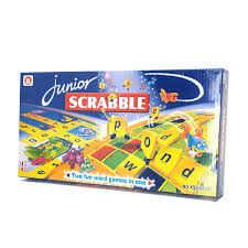 scrabble junior jeu de société enfant avec plateau coloré et lettres adaptées aux enfants