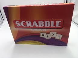 scrabble classique jeu de société avec plateau lettres et chevalets pour jouer en famille