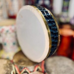Bendir marocain traditionnel en bois et peau naturelle instrument de percussion artisanal.