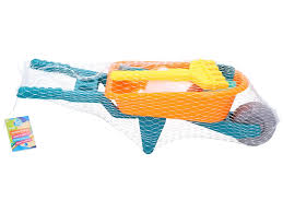 Brouette multicolore jouet de plage pour enfant transportant du sable sur la plage.