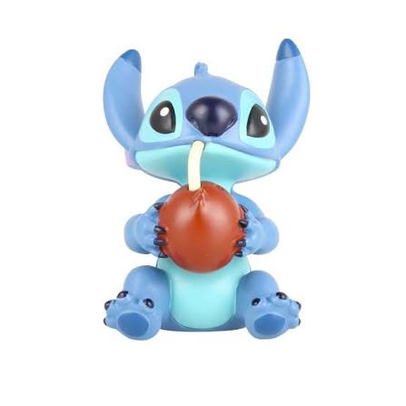 Figurine Stitch avec noix de coco dans un décor tropical, objet de collection Disney coloré.