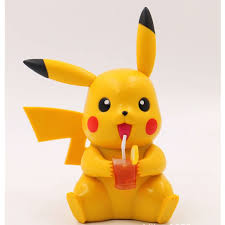 Figurine Pokémon Pikachu qui boit avec design kawaii et finitions détaillées.