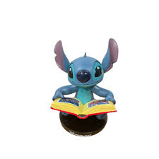 Figurine Stitch tenant un livre ouvert, décoration de collection inspirée de Disney avec détails soignés.