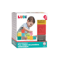 Cubes emboîtables LUDI colorés empilés pour l’éveil et la motricité de bébé.