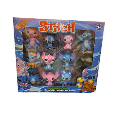 Figurine Stitch tenant un cœur rouge, décoration Disney romantique et objet de collection.