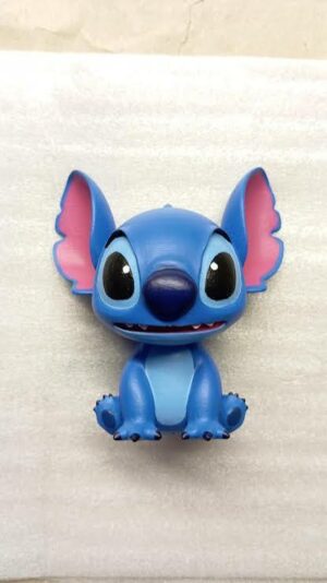 Figurine Stitch miniature décorative avec détails soignés et couleurs vives.