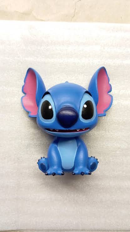 Figurine Stitch miniature décorative avec détails soignés et couleurs vives.