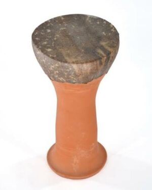 Taârija marocaine 10 cm en terre marrakchia et peau naturelle artisanale.