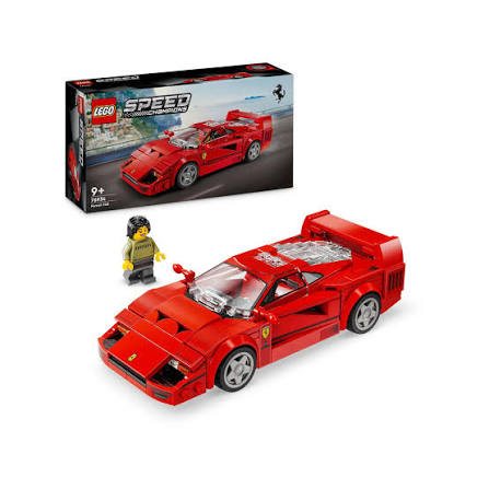 Modèle Lego représentant une Ferrari F40 rouge avec des détails réalistes, exposée sur un fond épuré mettant en valeur son design iconique.