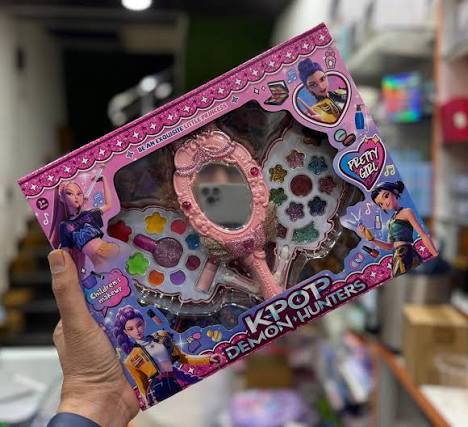 Coffret Maquillage K-Pop Denim Hunters Series avec accessoires de beauté pour enfants.