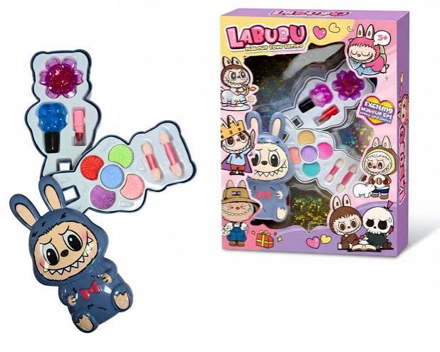 Coffret maquillage enfant Labubu Baby avec accessoires de beauté factices.